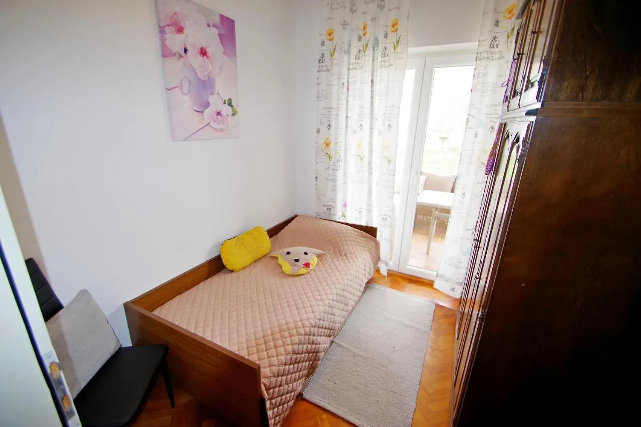 Apartment Suzi Valdebek プーラ 0*,