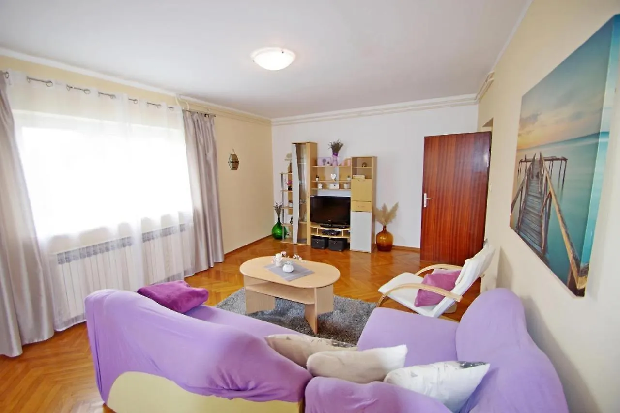 Apartment Suzi Valdebek プーラ クロアチア