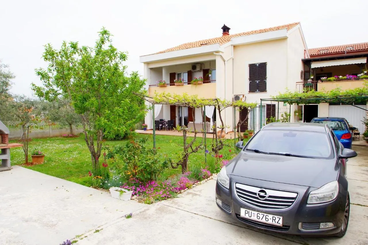 Apartment Suzi Valdebek Пула