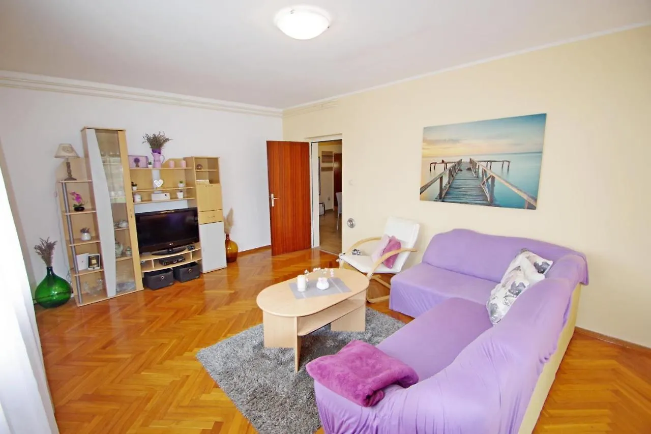 Apartment Suzi Valdebek プーラ